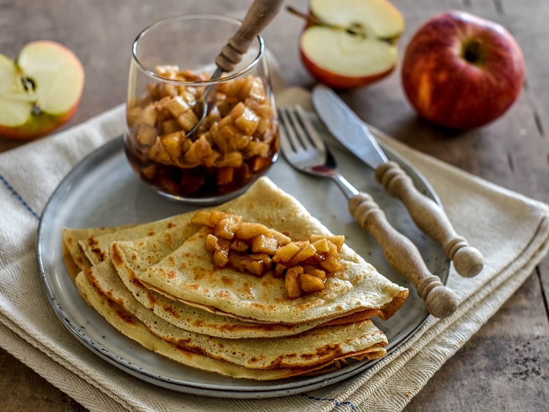 Sweet crêpes with caramelized cinnamon apples - SEVERIN (Official)