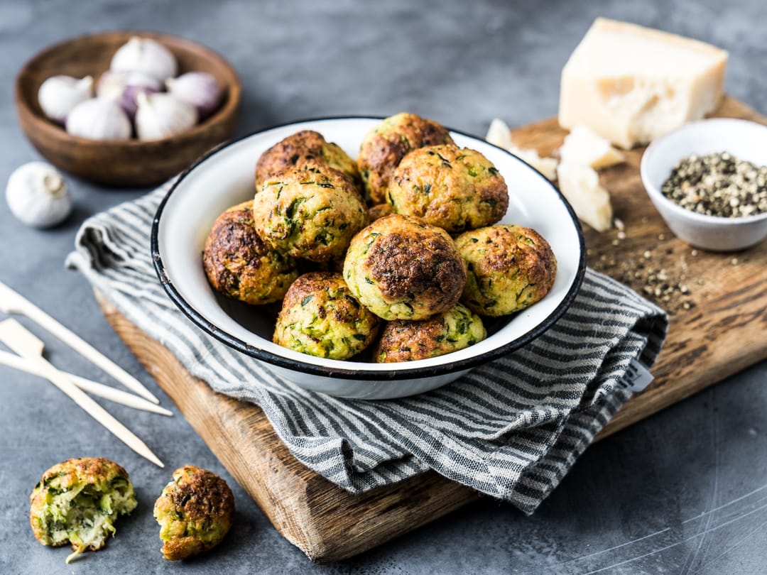 Zucchini-Bällchen mit Parmesan aus der Heißluft-Fritteuse - SEVERIN ...