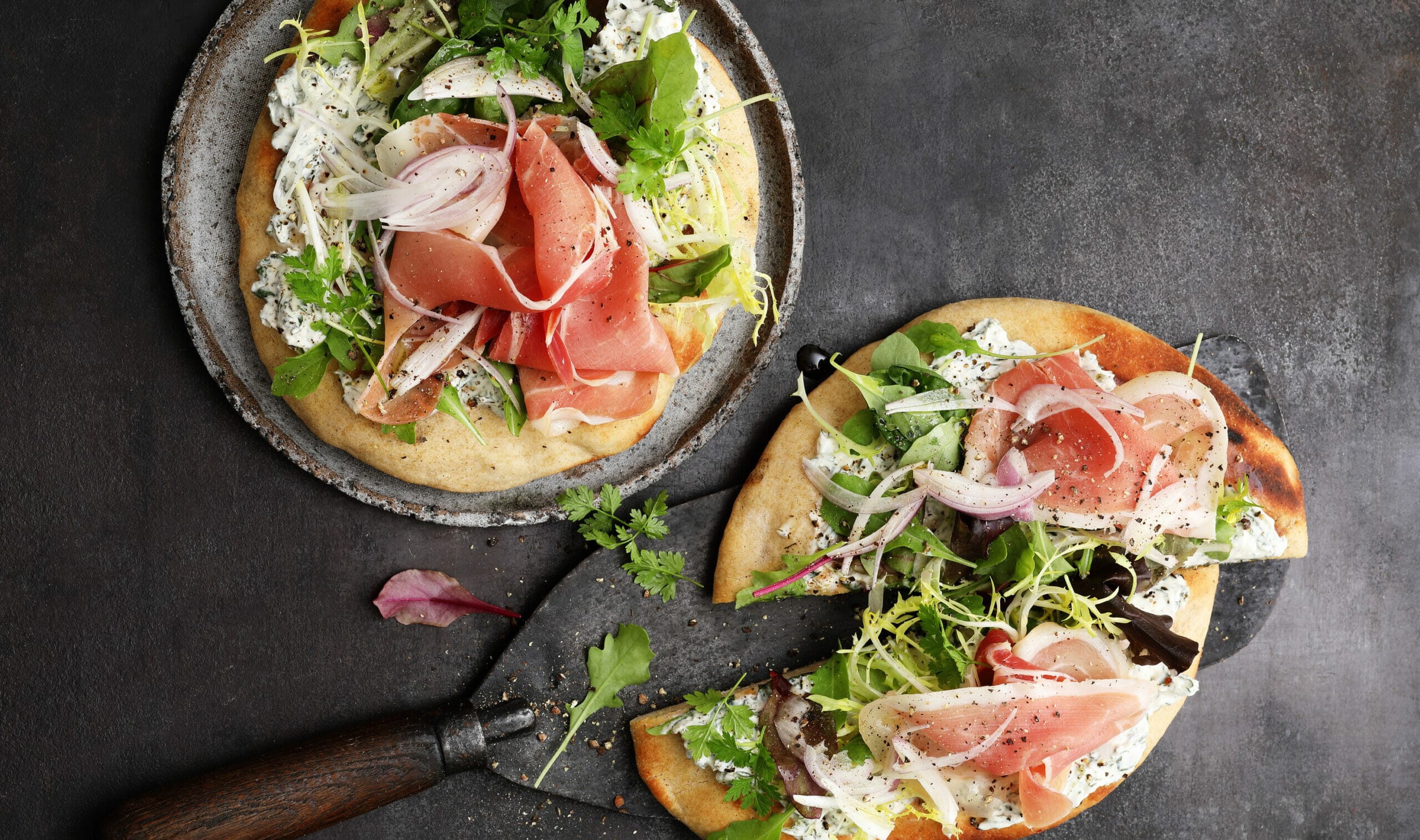 Gegrillter Roggen-Dinkel-Fladen mit Schinken und Hüttenkäse - SEVERIN ...