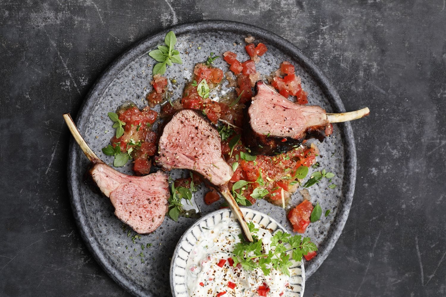 Gegrilltes Lammkarree mit Koriander-Chili-Joghurt - SEVERIN (Official)