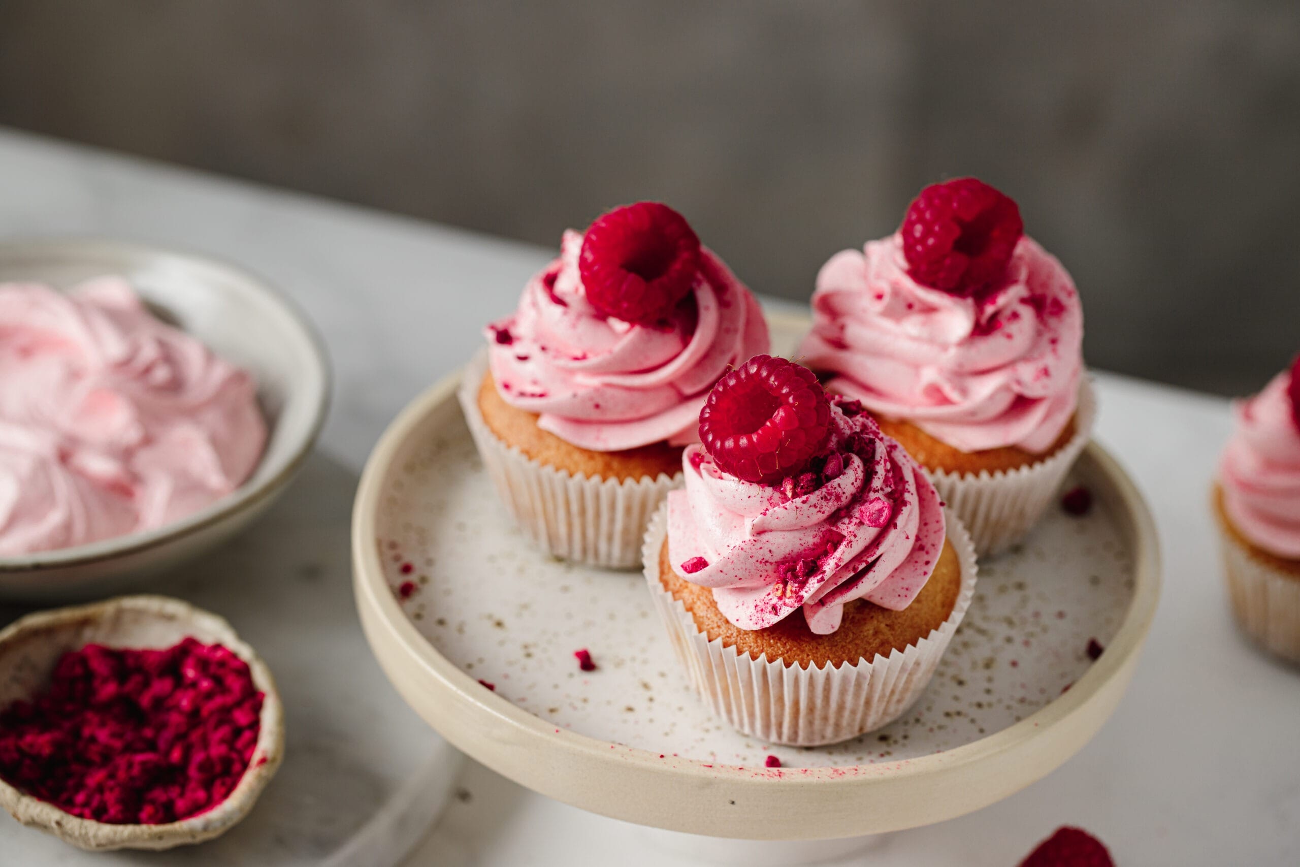 Himbeer-Cupcakes mit Frischkäse-Frosting - SEVERIN (Official)