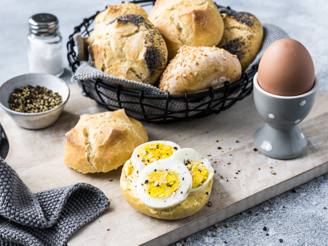 Frische Brötchen mit Ei