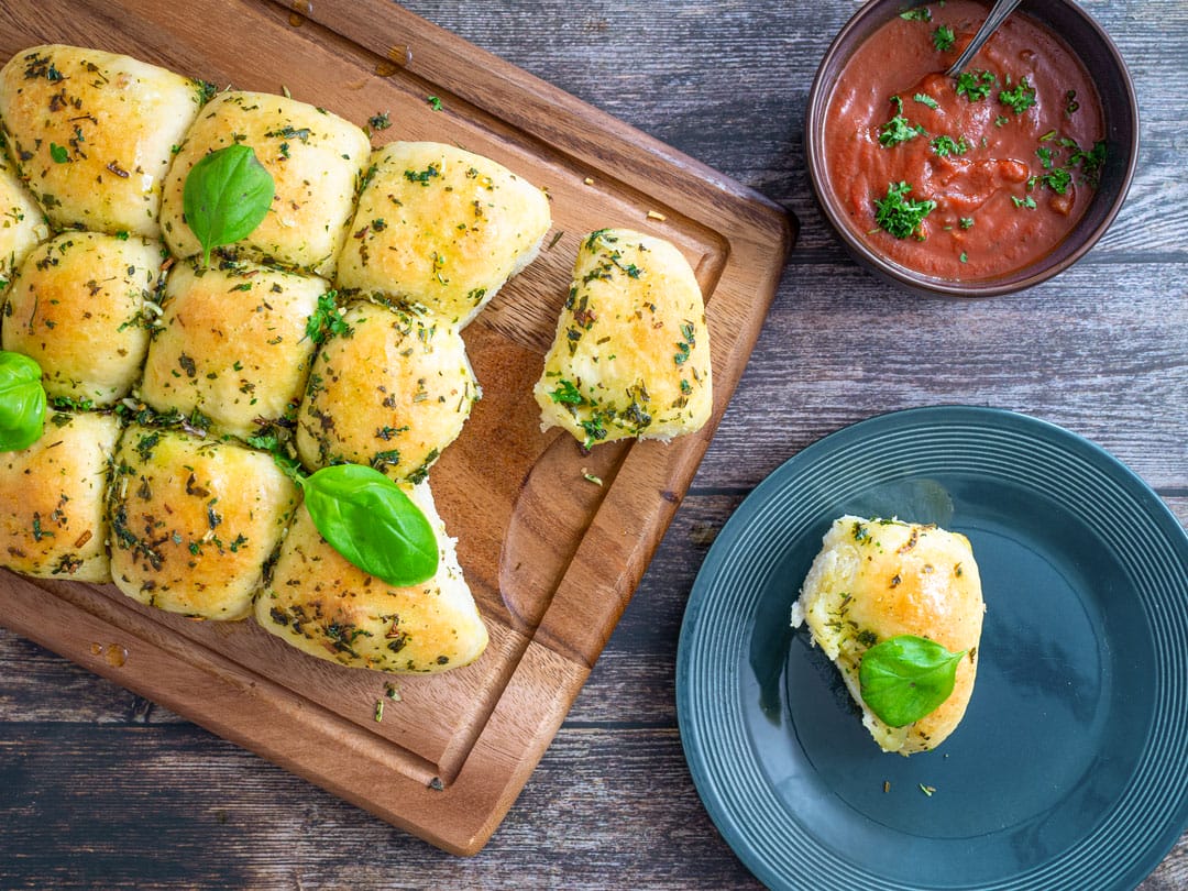 Chessy Garlic Bubble Bread mit frischem Tomaten-Dip Cheesy garlic Bubble Bread mit frischem Tomaten-Dip