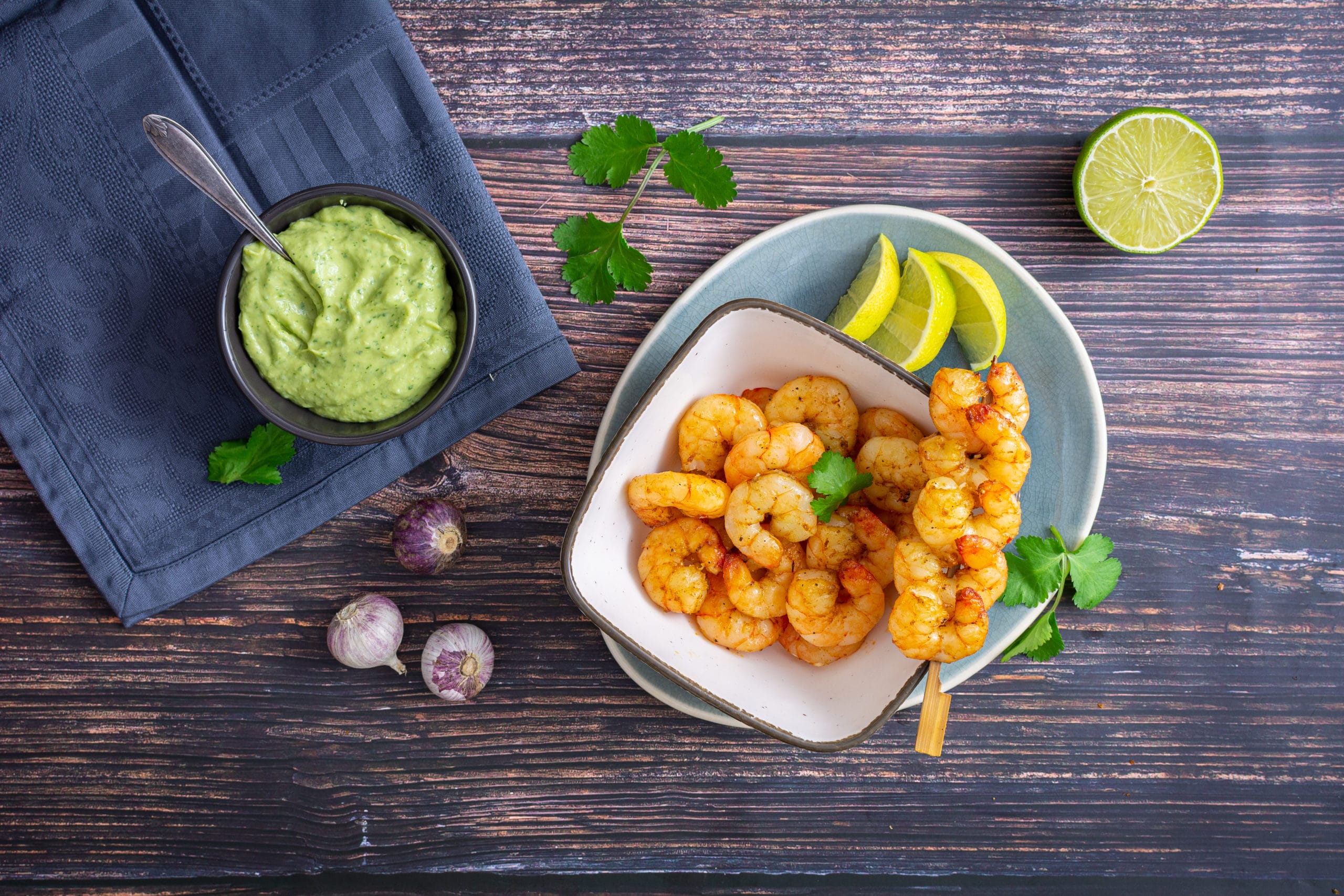 Gegrillte Limettengarnelenspieße mit Avocado-Koriander-Creme