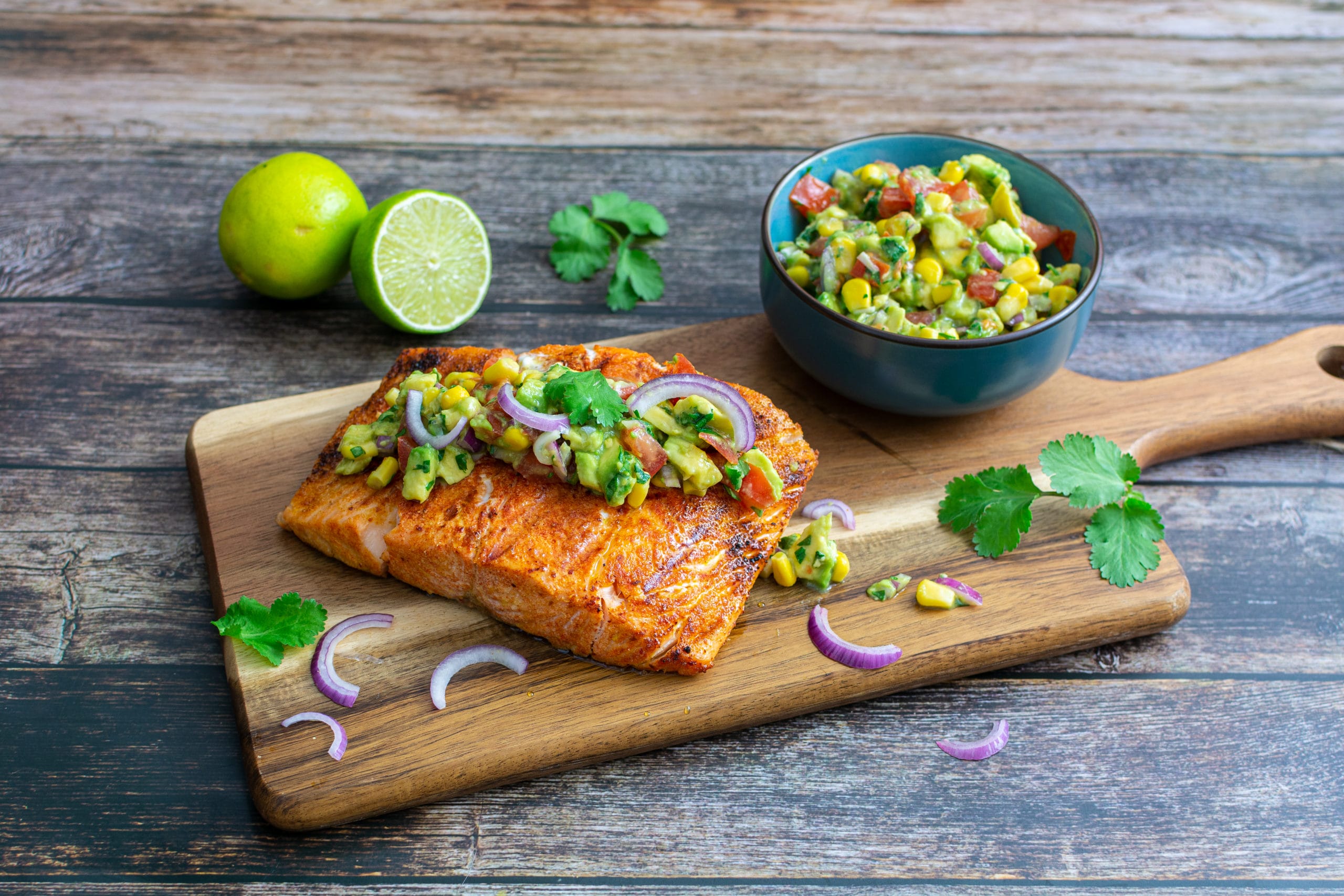 Gegrillter Lachs mit Avocado Salsa
