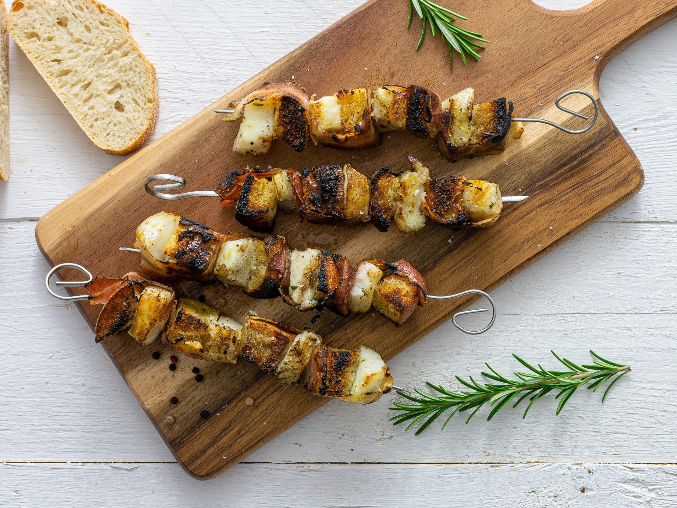 Gegrillte Heilbutt-Brot-Spieße mit Pancetta