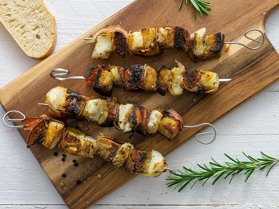 Gegrillte Heilbutt-Brot-Spieße mit Pancetta