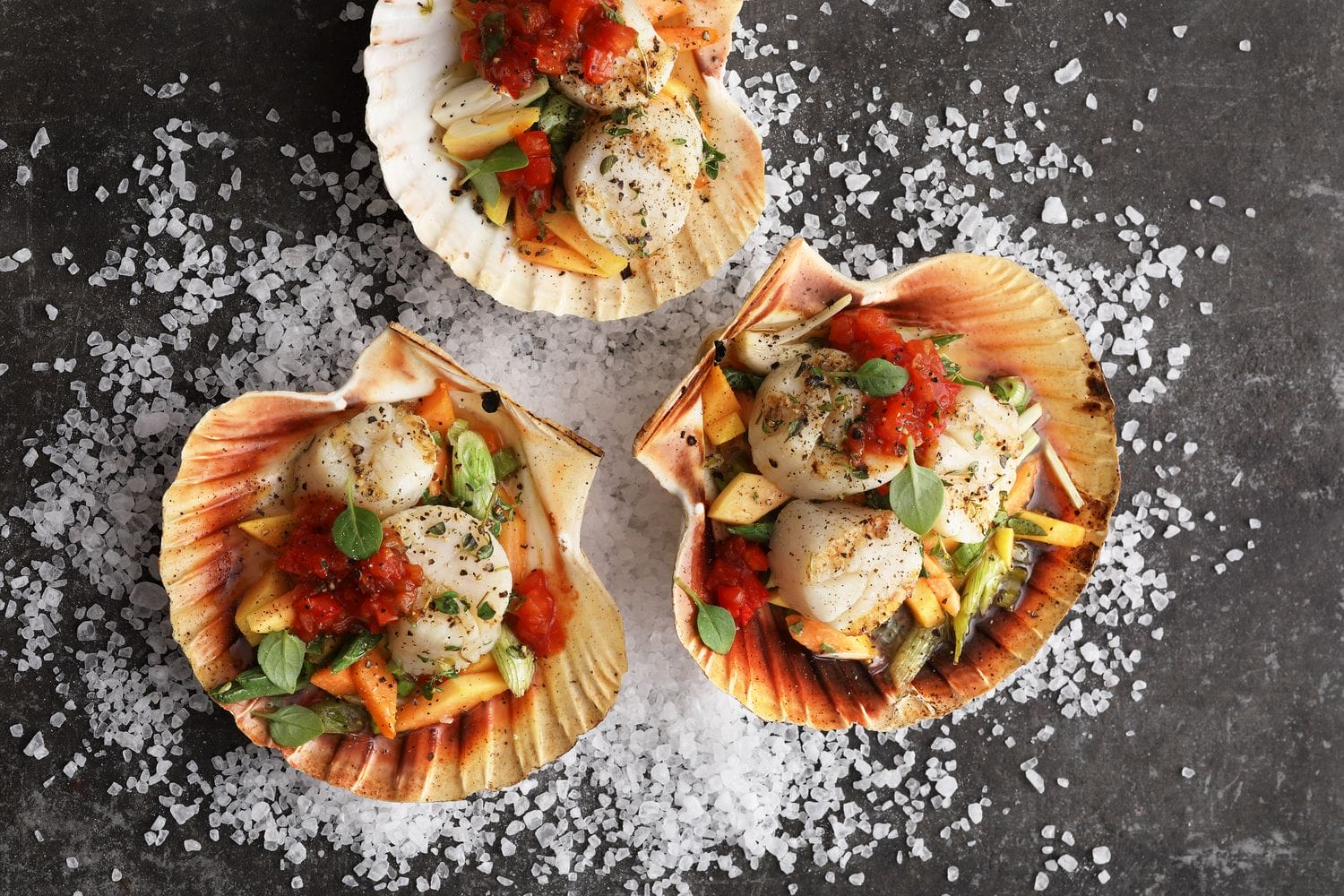 In der Schale gegrillte Jakobsmuschel mit Papaya und scharfem Tomaten ...