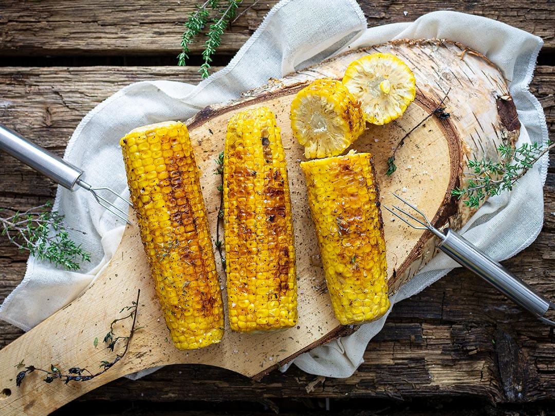 Gegrillte Maiskolben mit Honigbutter Gegrillte Maiskolben mit Honigbutter