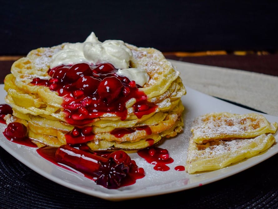 Sauerrahm-Waffeln mit heißen Kirschen