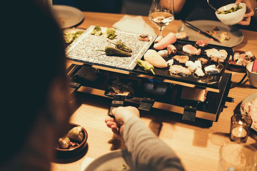 severin-raclette-und-fondue-rg-2373-raclette-mit-naturgrillstein-und-grill-platte-USP3