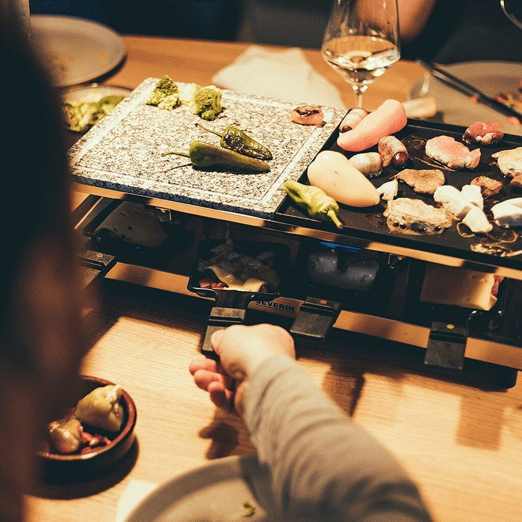 severin-raclette-und-fondue-rg-2373-raclette-mit-naturgrillstein-und-grill-platte-6